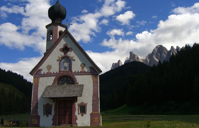 Südtirol Emotionen Die Geislerspitzen und Das Kirche St. Johann in Ranui in Villnöß